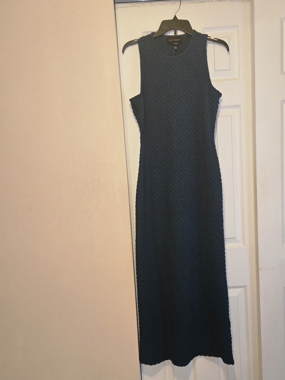 Donna Morgan Textured Hunter Green Sleeveless Maxi Dress With Cutout In The Back